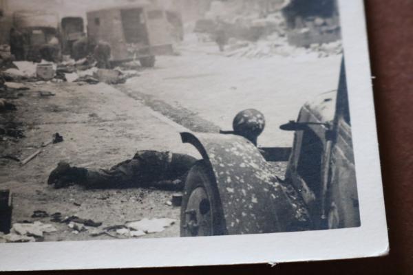 altes Foto - zerstörte Fahrzeuge , gefallene Soldaten nach Angriff - Ort ?? Westfeldzug
